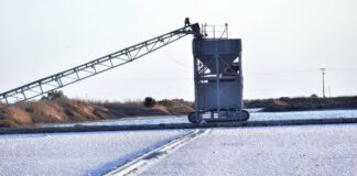 Η διαδικασία συγκομιδής του αλατιού στις αλυκές του Μεσολογγίου