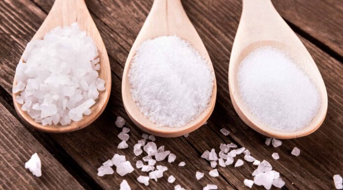 Επιτραπέζιο αλάτι έναντι θαλασσινού αλατιού: Ποιο είναι πιο υγιεινό;