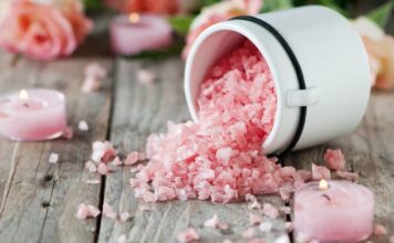 Πώς να χρησιμοποιήσετε τα άλατα μπάνιου για απόλυτη χαλάρωση
