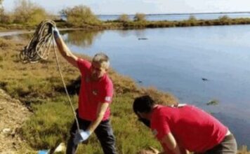 Μεσολόγγι: Η ΕΟΕΔ ανέλκυσε ελαστικά από την λιμνοθάλασσα της Κλείσοβας